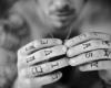 Manos y dedos tatuados