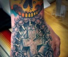Cruz con rosas en la mano