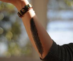 Pluma en el brazo
