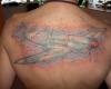 Tatuaje de avion de guerra en la espalda