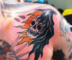Mitad calavera en llamas, mitad santisima muerte