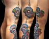 Tres calaveras mexicanas entre rosas