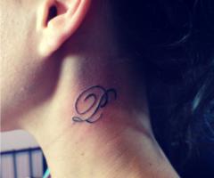 Inicial P en el cuello