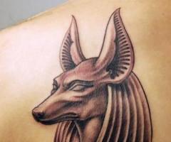 Tatuajes egipcios de anubis en la espalda