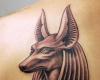 Tatuajes egipcios de anubis en la espalda