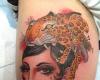 Rostro de mujer con sombrero de leopardo