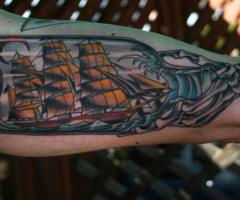 Barco en botella de vidrio y mano calaverica