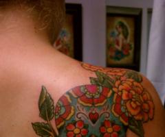 Calavera mexicana entra flores