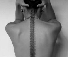 Diseño de tatuaje de columna vertebral