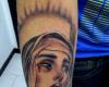 Rostro de mujer llorando lagrimas de sangre
