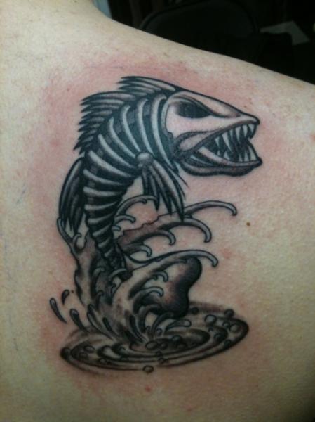 Tatuaje de pez esqueleto