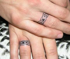 Tatuaje de anillos de pareja estilo celta