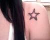 Tatuaje de estrella negro y morado