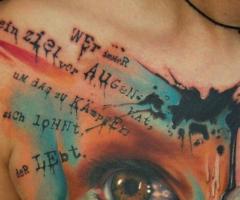 Excelente tatuaje de ojo en el pecho