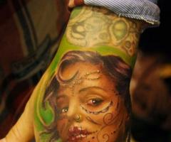 Calavera mexicana en rostro de mujer