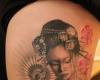 Tatuaje de geisha y flores rosas