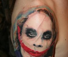 Tatuaje del guason con excelentes colores