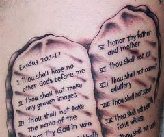 Tatuaje de los 10 Mandamientos