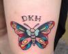 Tatuaje de mariposa con iniciales