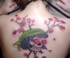 Calavera gitana y flores de cerezo