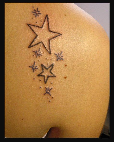Tatuaje estrella con destellos de luz