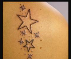 Tatuaje estrella con destellos de luz