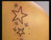 Tatuaje estrella con destellos de luz