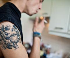 Tatuaje craneo en brazo
