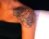 Tatuaje dos rosas en hombro