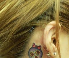 Pequeña calavera femenina a color