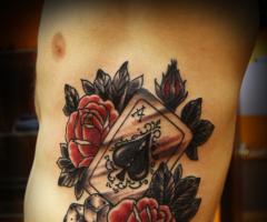 Tatuaje de As de Picas, dados y rosas