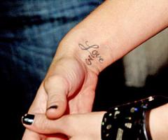 Ashlee Simpson has a love tattoo