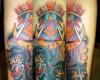 Tatuaje de lobos, piramide y luna