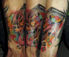 Tatuaje calavera y llave mecanica