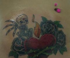 Tatuaje de esqueleto corazon y rosas