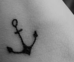 Tatuaje de pequeña ancla