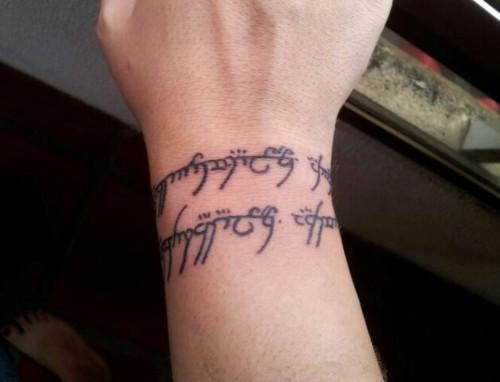Tatuaje pulsera con letras elficas