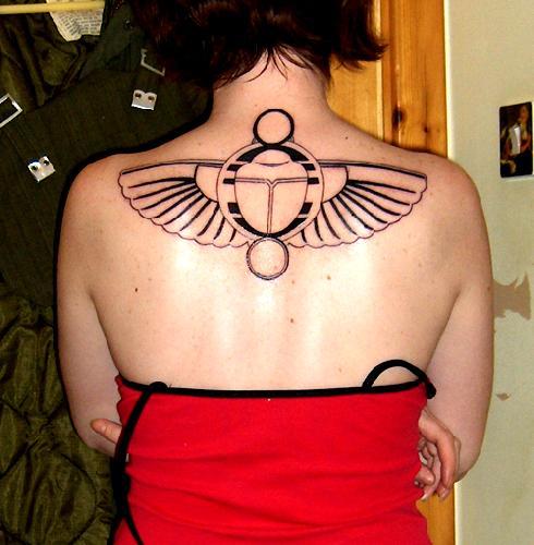 Tatuaje egipcio en la espalda