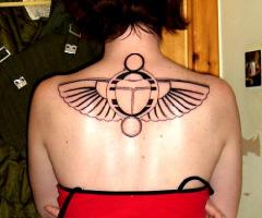 Tatuaje egipcio en la espalda