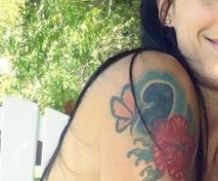 Tatuaje de mariposa y flor