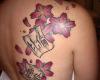Tatuaje flores y letras chinas