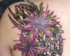 Tatuaje de flores en el hombro