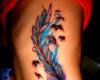 Tatuagem pena realista azul e lilás