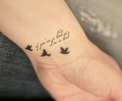 Tatuagens de pássaro com frases