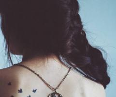 Tatuagem de pássaros nas costas