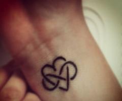 Tatuagem de coraçao e infinito