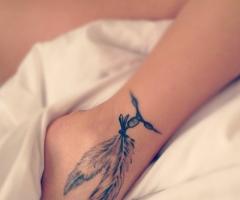 Tatuagem feminina no pé