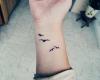 Tatuagem de pássaros no punho