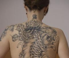 Tatuaje pez koi espalda completa