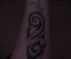 Tribal con un simbolo chino en el antebrazo